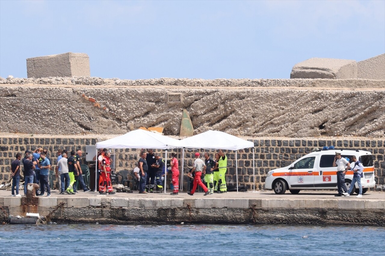 İtalya'nın Palermo kenti yakınlarında 56 metre uzunluğunda yelkenli bir gezi teknesinin fırtına...