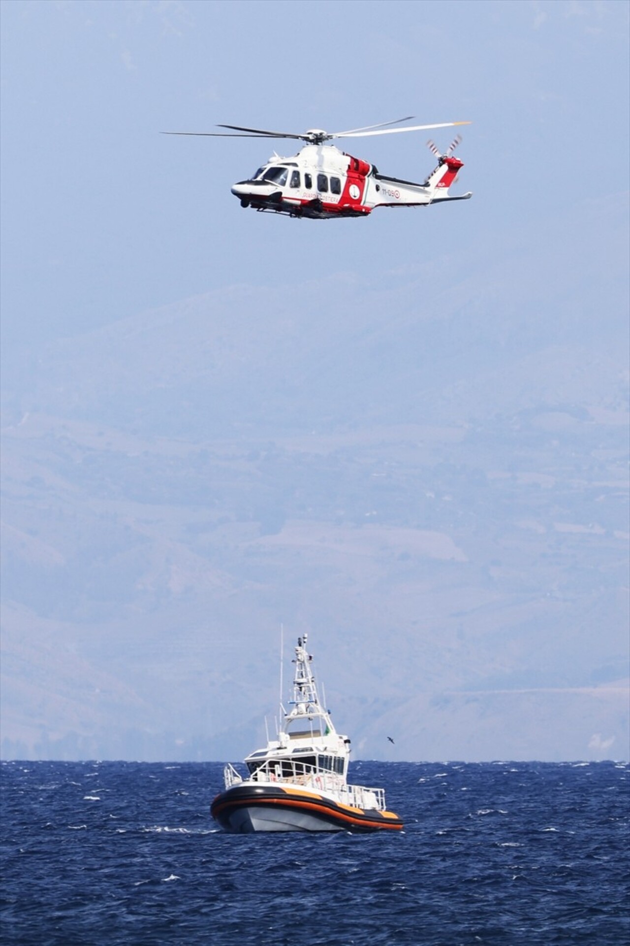 İtalya'nın Palermo kenti yakınlarında 56 metre uzunluğunda yelkenli bir gezi teknesinin fırtına...