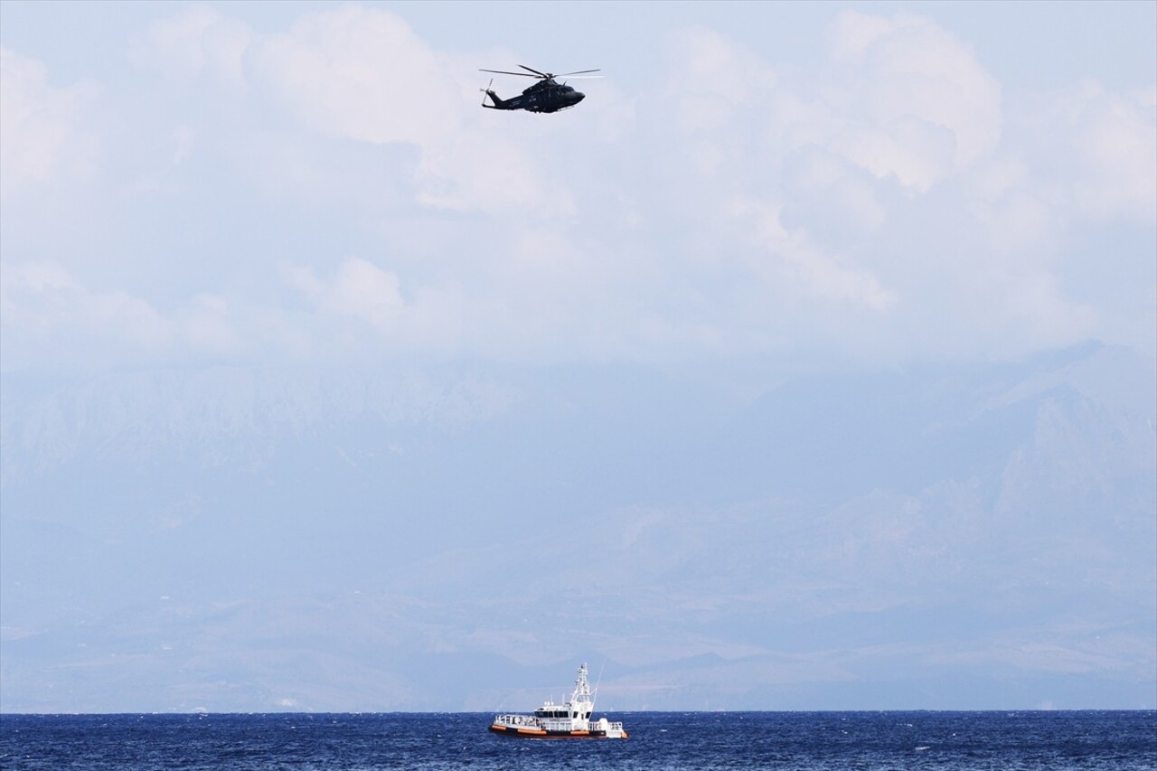 İtalya'nın Palermo kenti yakınlarında 56 metre uzunluğunda yelkenli bir gezi teknesinin fırtına...