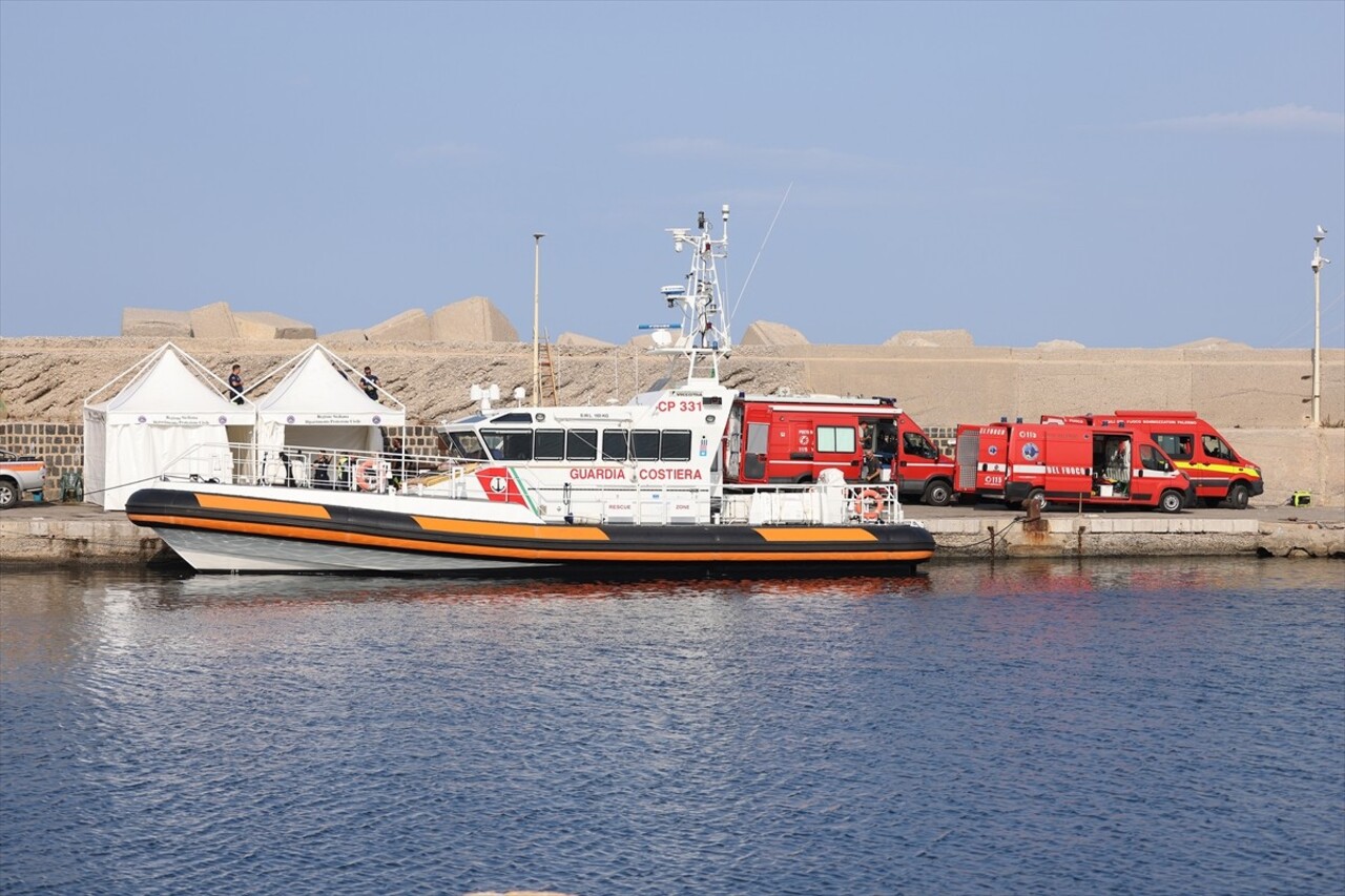 İtalya'nın Palermo kenti yakınlarında 56 metre uzunluğunda yelkenli bir gezi teknesinin fırtına...