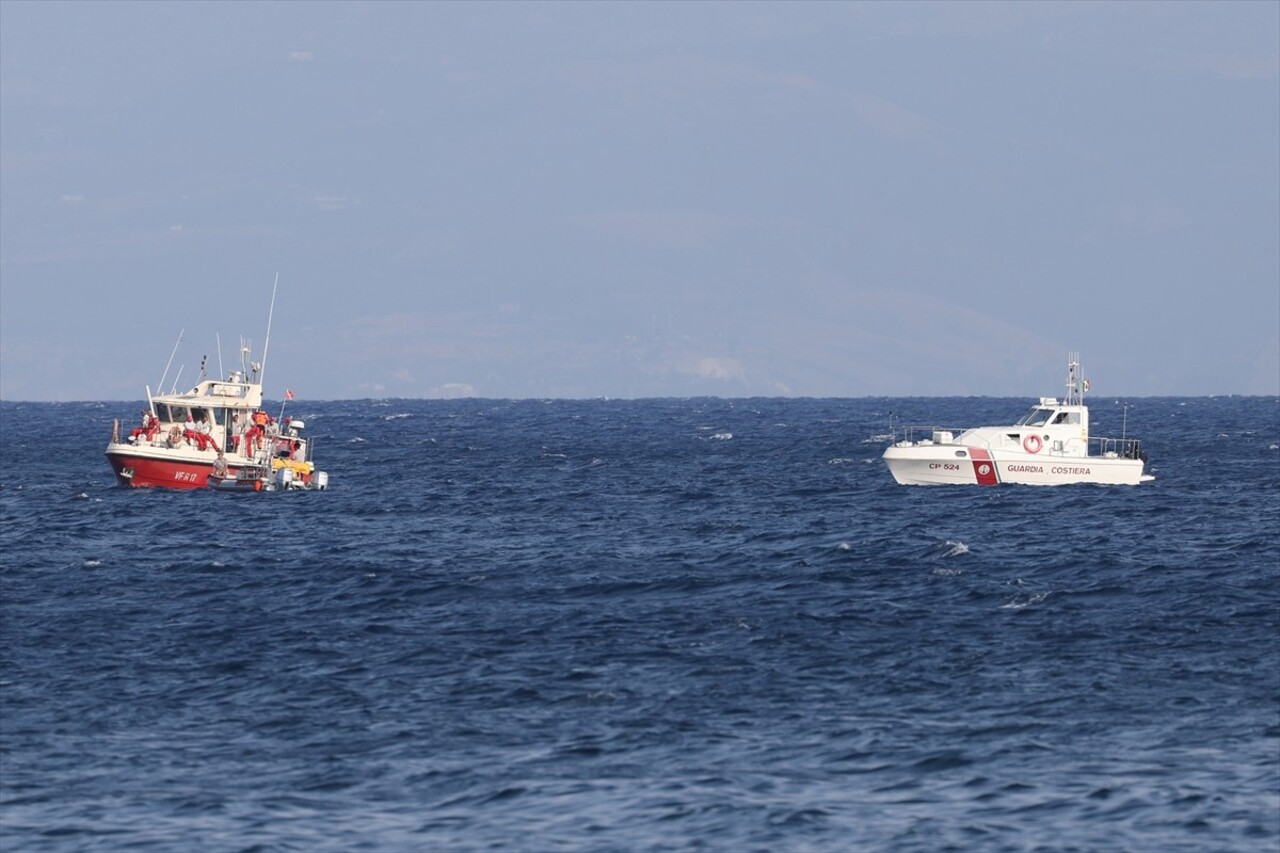 İtalya'nın Palermo kenti yakınlarında 56 metre uzunluğunda yelkenli bir gezi teknesinin fırtına...