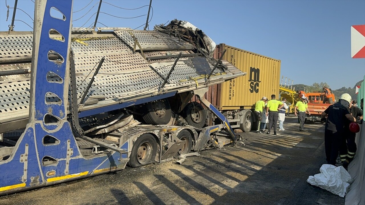 Düzce'nin Kaynaşlı ilçesinde 7 aracın karıştığı zincirleme trafik kazasında 1 kişi öldü, 7 kişi...