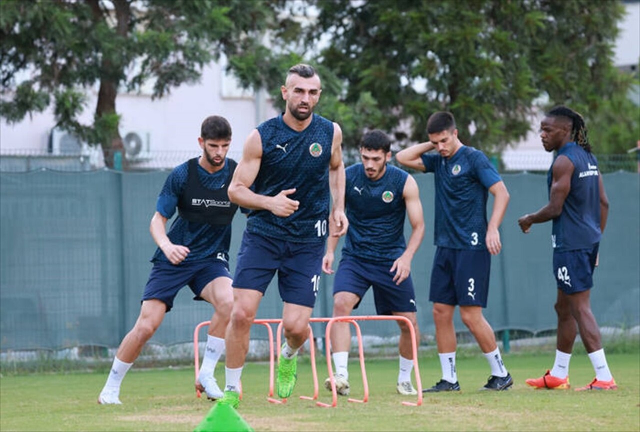 Trendyol Süper Lig'in 3. haftasında sahasında Göztepe ile karşılaşacak Corendon Alanyaspor, maçın...