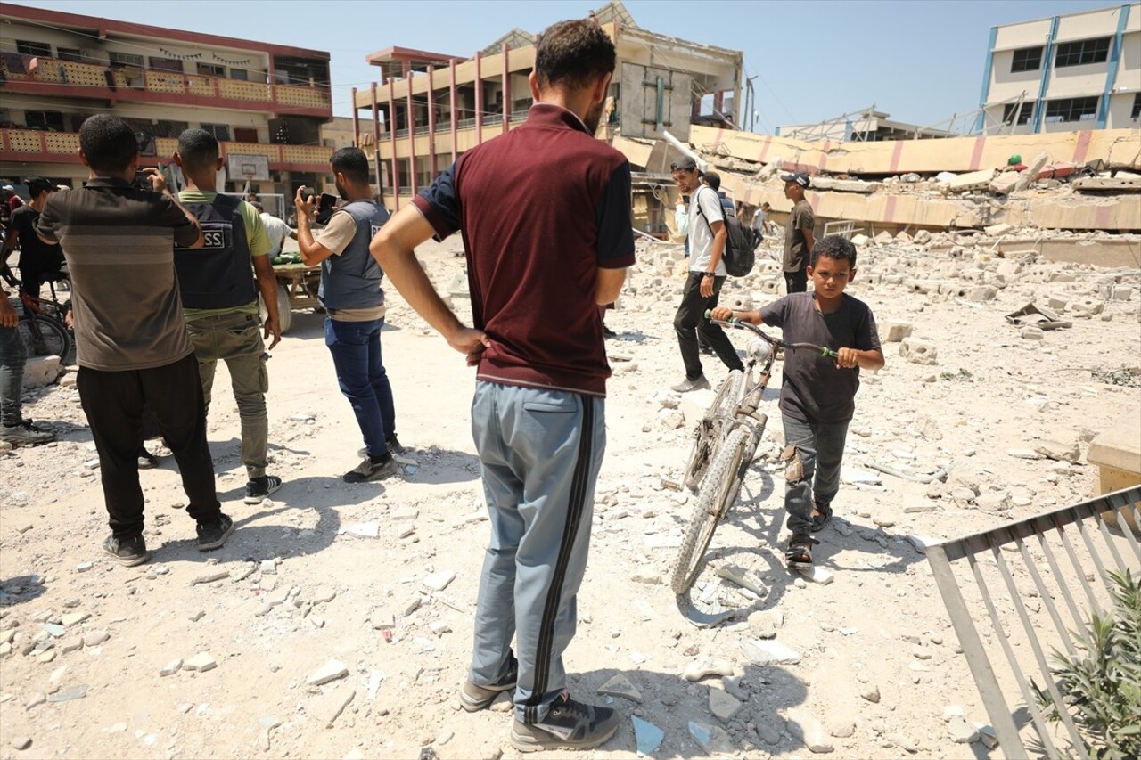 İsrail'in Gazze kentinin batısındaki Er-Rimal Mahallesinde yerinden edilmiş Filistinlilerin...