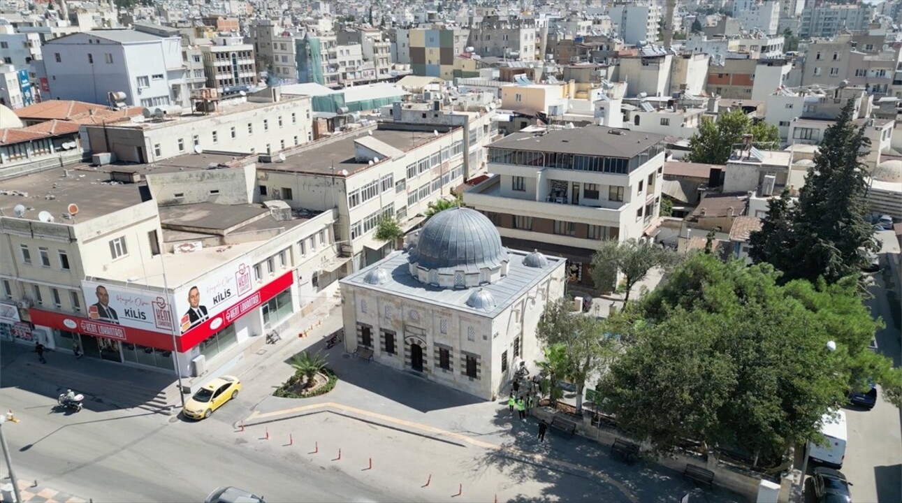 Kahramanmaraş merkezli 6 Şubat 2023'teki depremlerden etkilenen Kilis'teki tarihi camilerde...