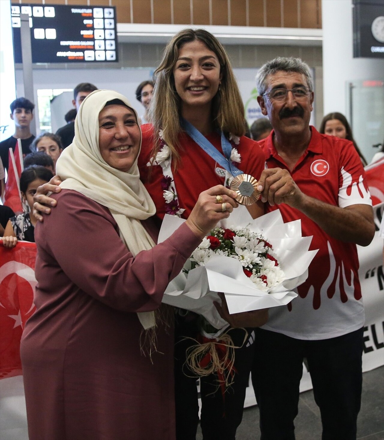 Paris 2024 Olimpiyat Oyunları'nda tekvandoda kadınlar +67 kiloda bronz madalya kazanan milli...