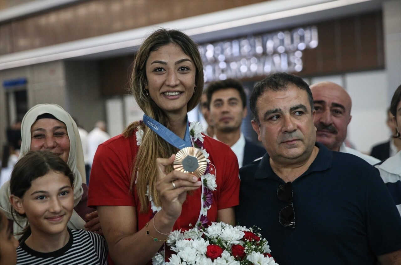 Paris 2024 Olimpiyat Oyunları'nda tekvandoda kadınlar +67 kiloda bronz madalya kazanan milli...