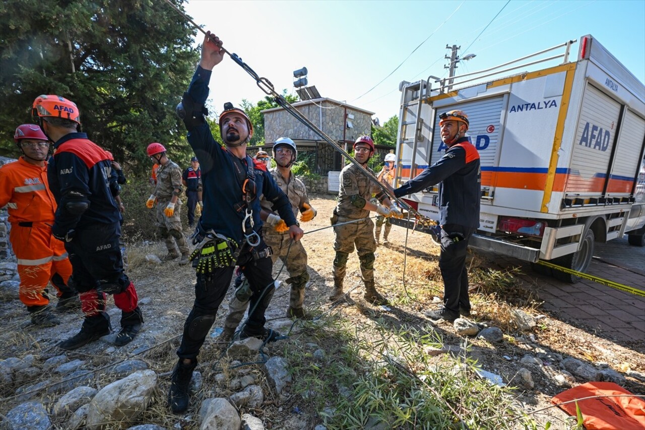 Antalya'da Vali Hulusi Şahin başkanlığında "Saha Uzantılı TAMP Deprem Tatbikatı" gerçekleştirildi....