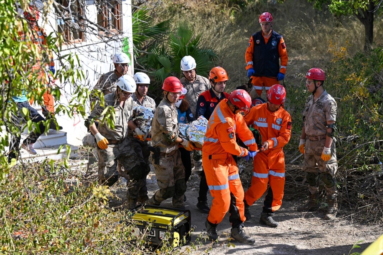 Antalya'da Vali Hulusi Şahin başkanlığında "Saha Uzantılı TAMP Deprem Tatbikatı" gerçekleştirildi....