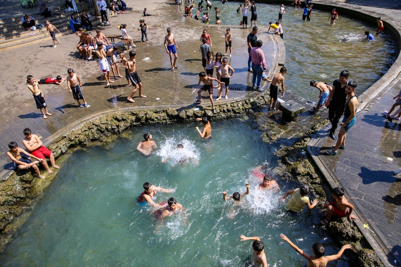 Diyarbakır'da 40 dereceyi aşan hava sıcaklığı yaşamı olumsuz etkiliyor. Kentte aşırı sıcaktan...