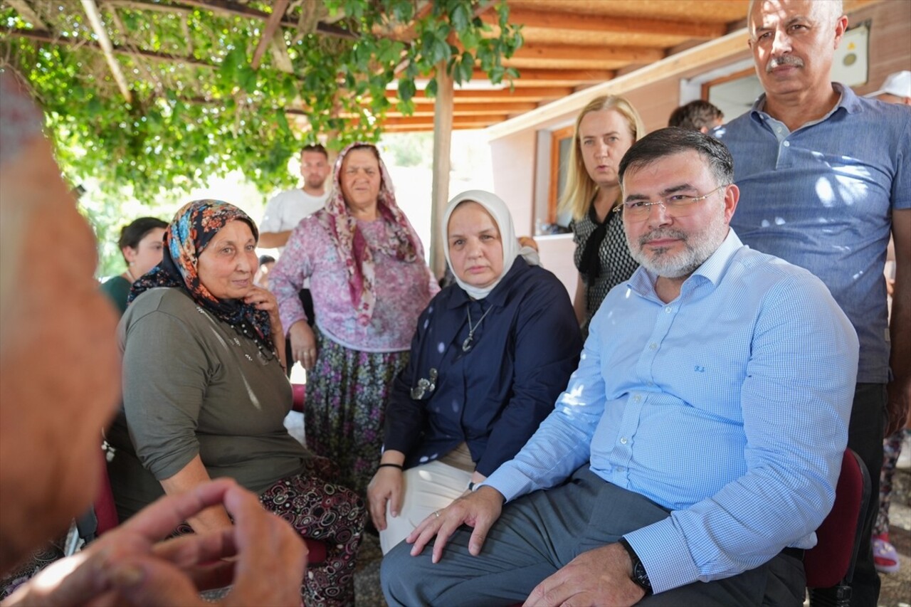 Cumhurbaşkanı Recep Tayyip Erdoğan, İzmir'in Karşıyaka ilçesinde çıkan orman yangınından etkilenen...