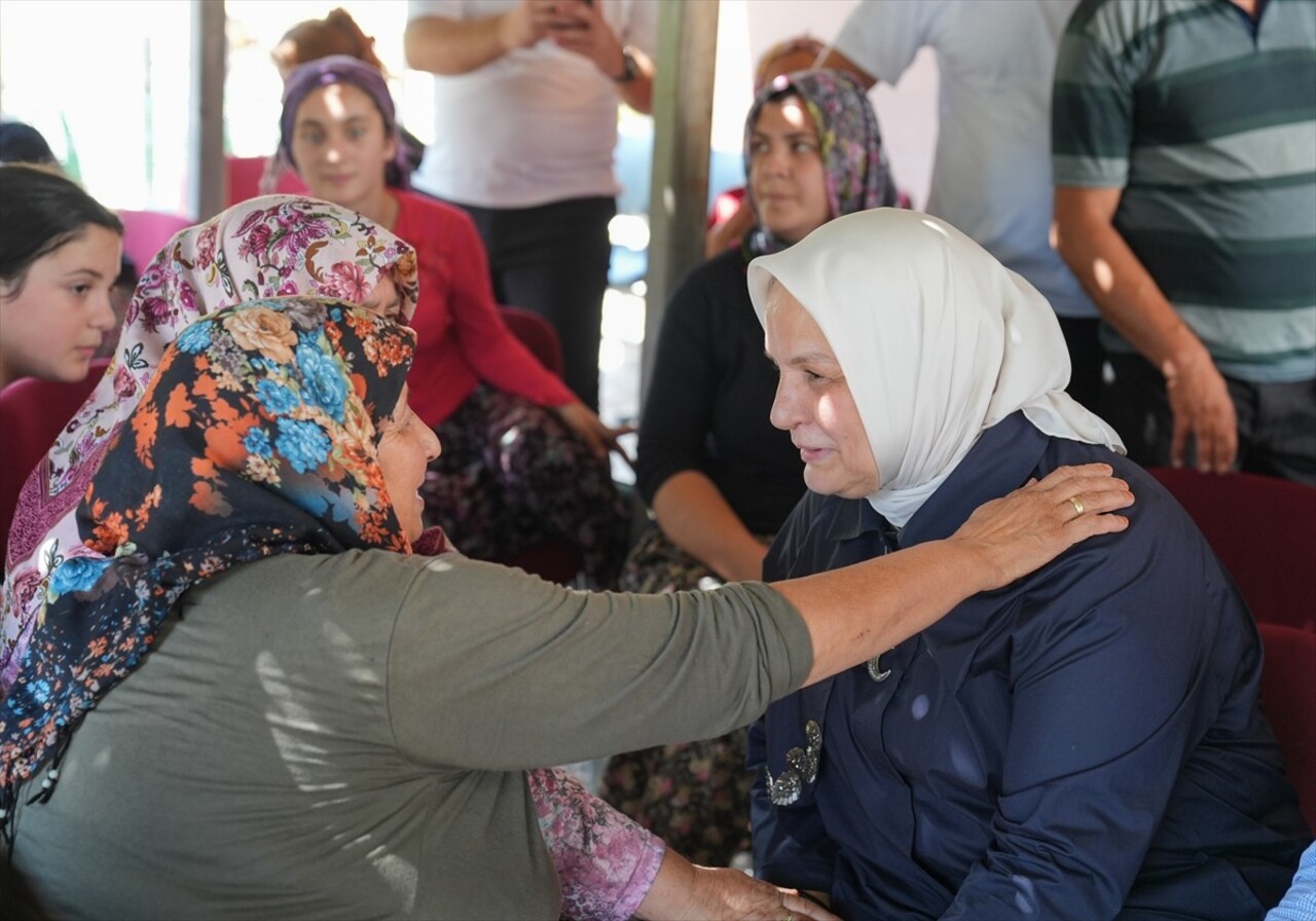 Cumhurbaşkanı Recep Tayyip Erdoğan, İzmir'in Karşıyaka ilçesinde çıkan orman yangınından etkilenen...