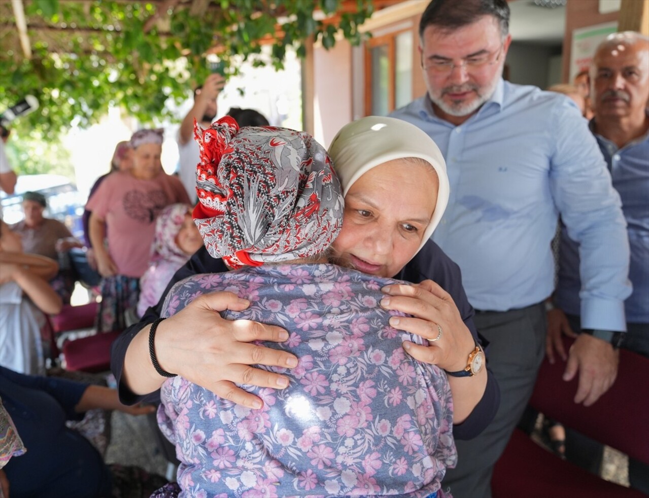 Cumhurbaşkanı Recep Tayyip Erdoğan, İzmir'in Karşıyaka ilçesinde çıkan orman yangınından etkilenen...