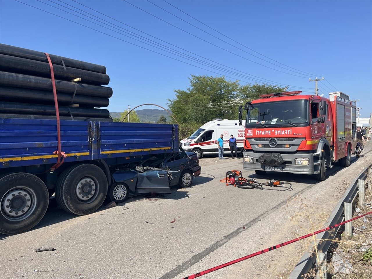 Sakarya'da park halindeki tıra arkadan çarpan otomobilin sürücüsü hayatını kaybetti. Olay yerine...