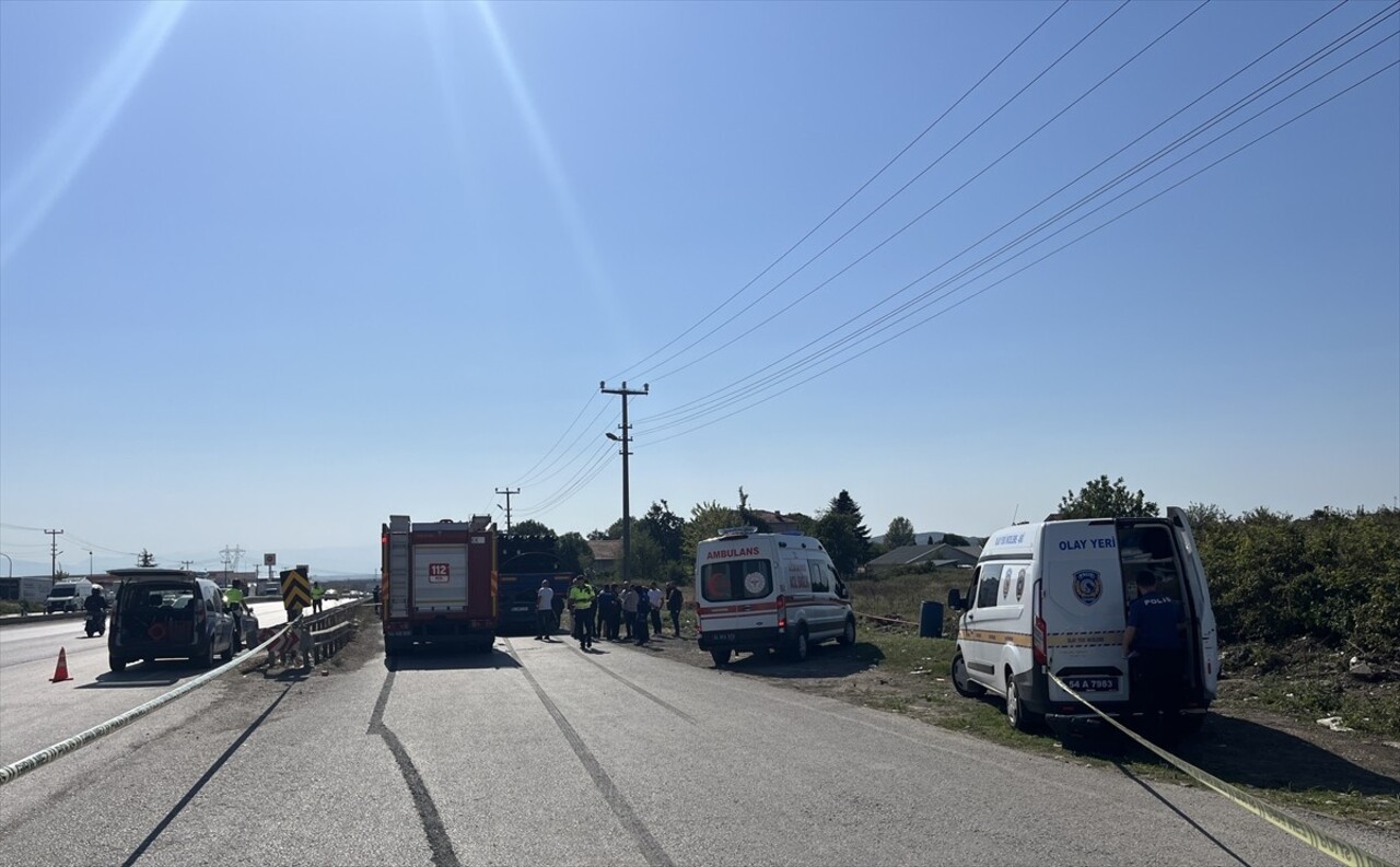 Sakarya'da park halindeki tıra arkadan çarpan otomobilin sürücüsü hayatını kaybetti. Olay yerine...