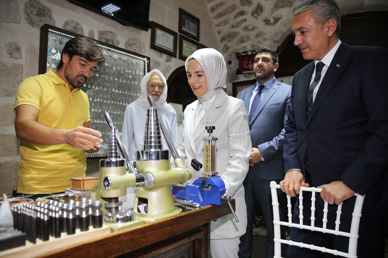 Aile ve Sosyal Hizmetler Bakanı Mahinur Özdemir Göktaş (sol 3), Mardin'de telkari ustaları ve...