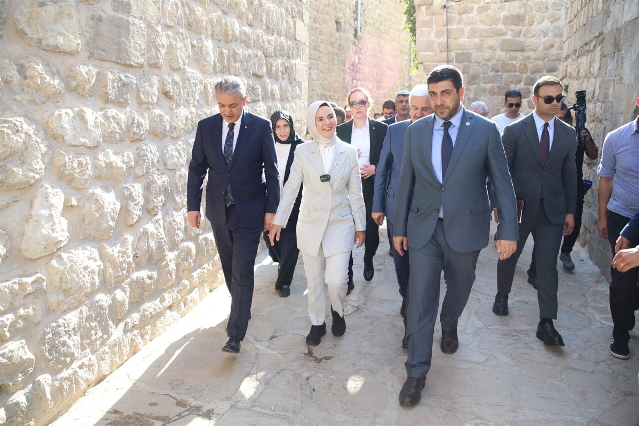 Aile ve Sosyal Hizmetler Bakanı Mahinur Özdemir Göktaş (sol 3), Mardin'de telkari ustaları ve...