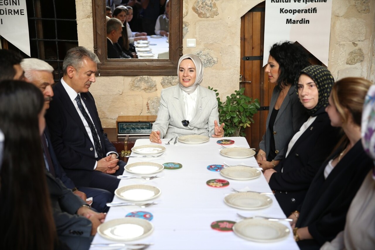 Aile ve Sosyal Hizmetler Bakanı Mahinur Özdemir Göktaş (sol 3), Mardin'de telkari ustaları ve...