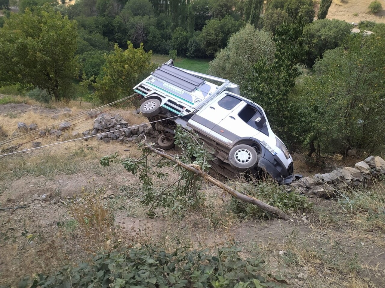 Hakkari'de güvenlik korucularını taşıyan kamyonetin şarampole devrilmesi sonucu 7 kişi...