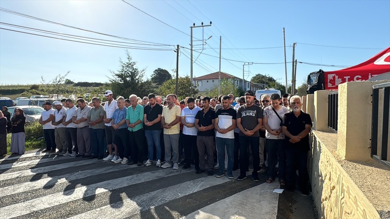 Kocaeli'nin Kandıra ilçesinde baraj gölünde boğulan babaanne ve iki torununun cenazeleri toprağa...