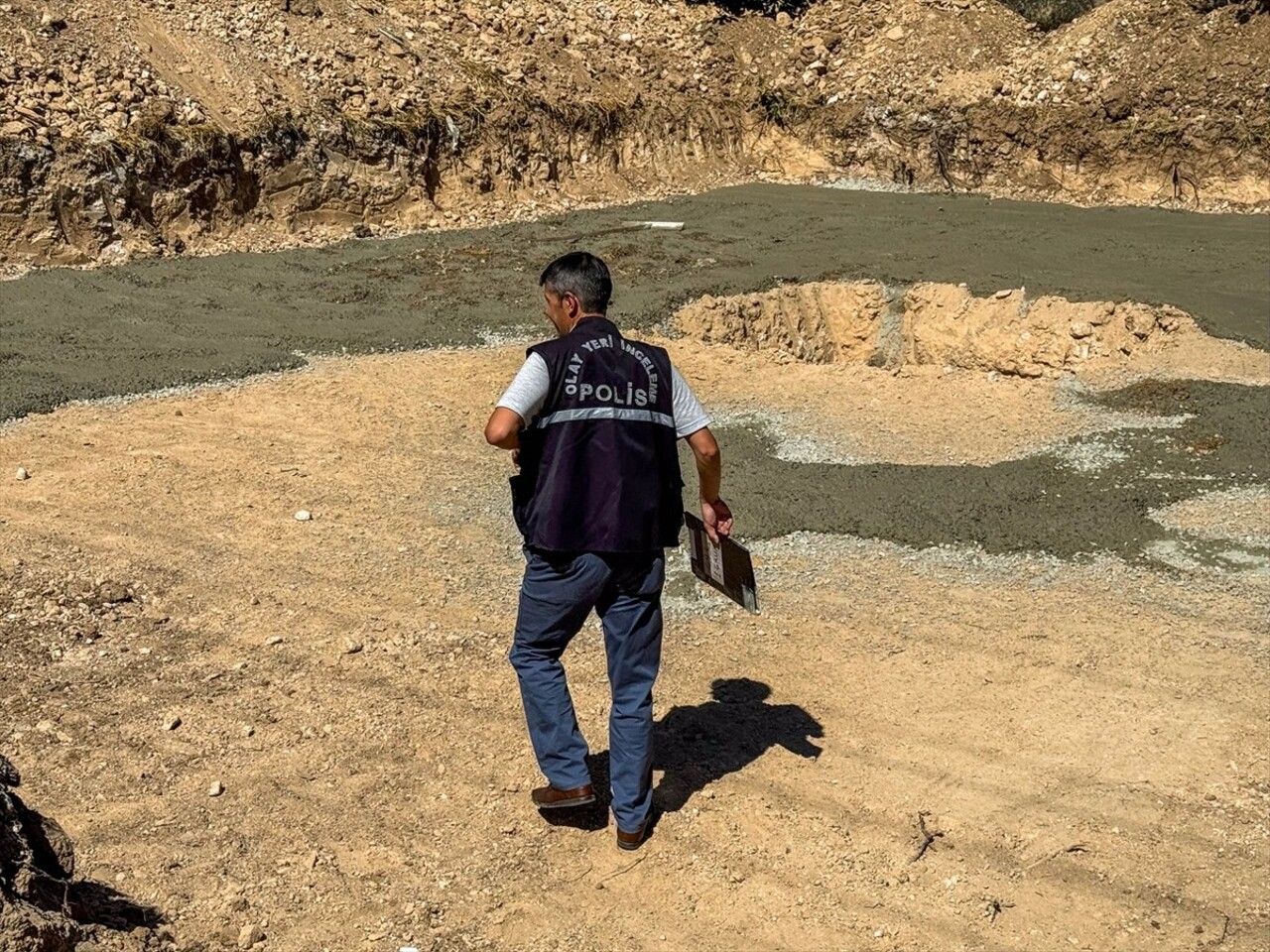 Uşak'ta beton pompasının elektrik tellerine temas etmesi sonucu akıma kapılan işçi hastanede...