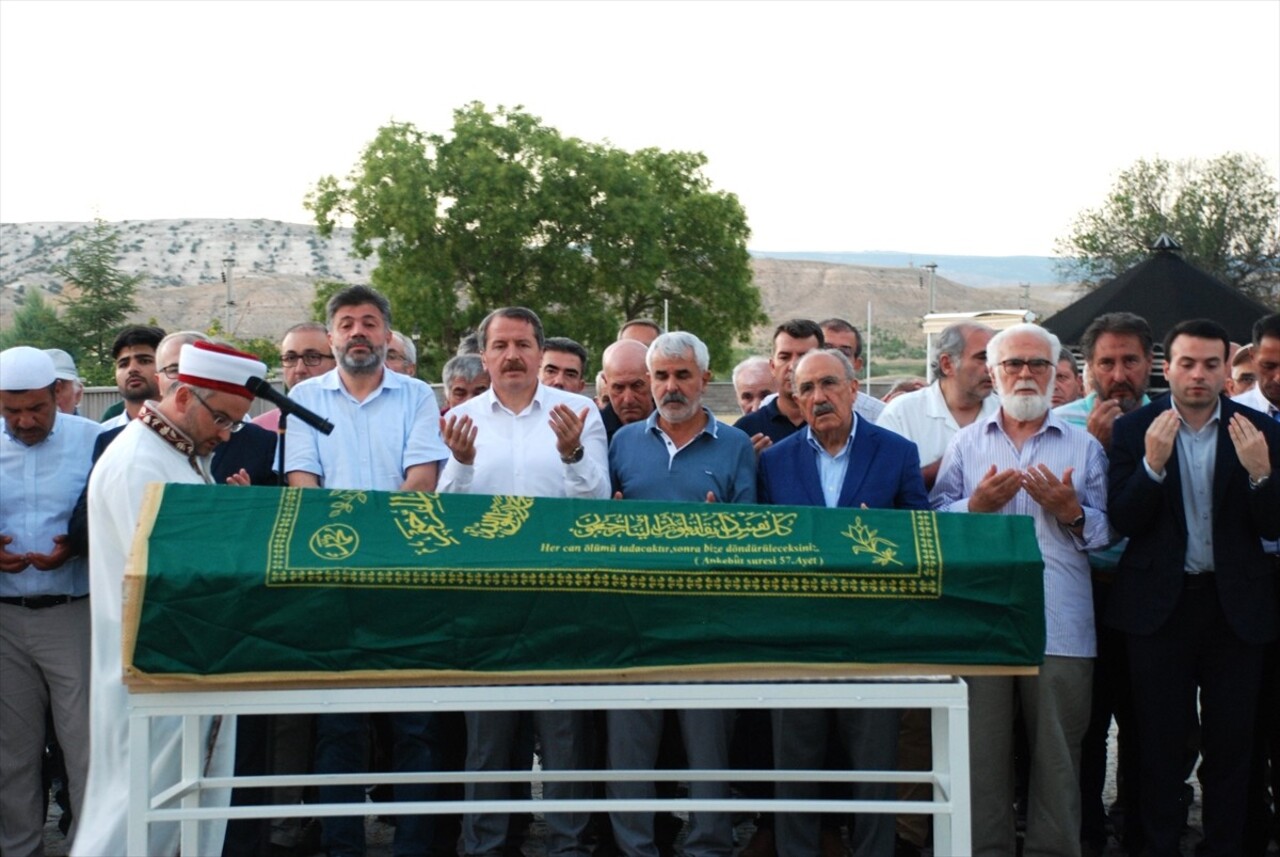 İstanbul'da tedavi gördüğü hastanede 79 yaşında hayatını kaybeden yazar ve akademisyen Prof. Dr....