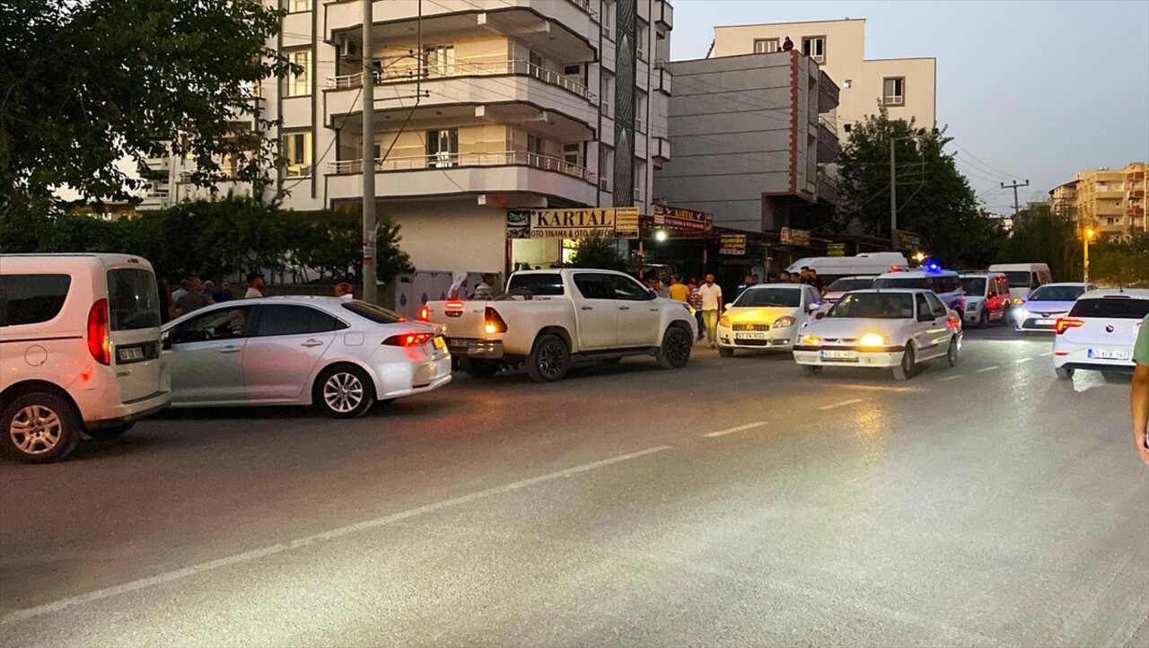 Şanlıurfa'nın Siverek ilçesinde iki grup arasında yol verme nedeniyle çıkan kavgada 3 kişi...