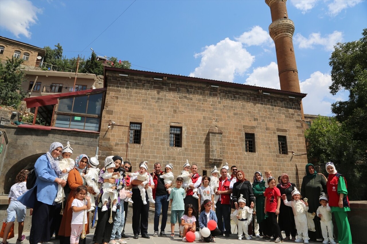 Bitlis Vakıflar Bölge Müdürlüğünce önceden sünnet ettirilen 20 çocuk için toplu sünnet şöleni...