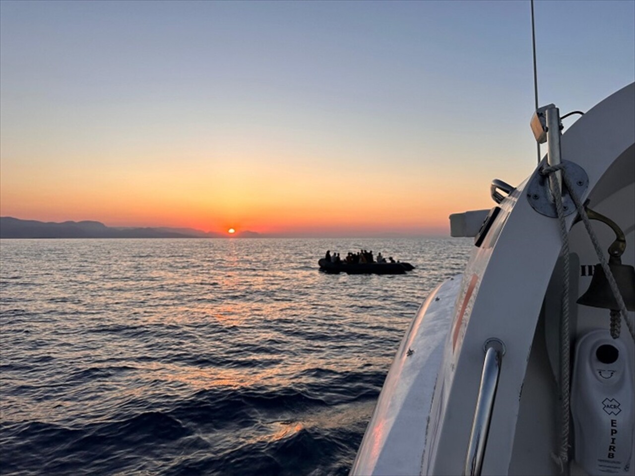 Muğla'nın Bodrum ilçesi açıklarında 10 düzensiz göçmen yakalandı, 50 göçmen kurtarıldı. Düzensiz...