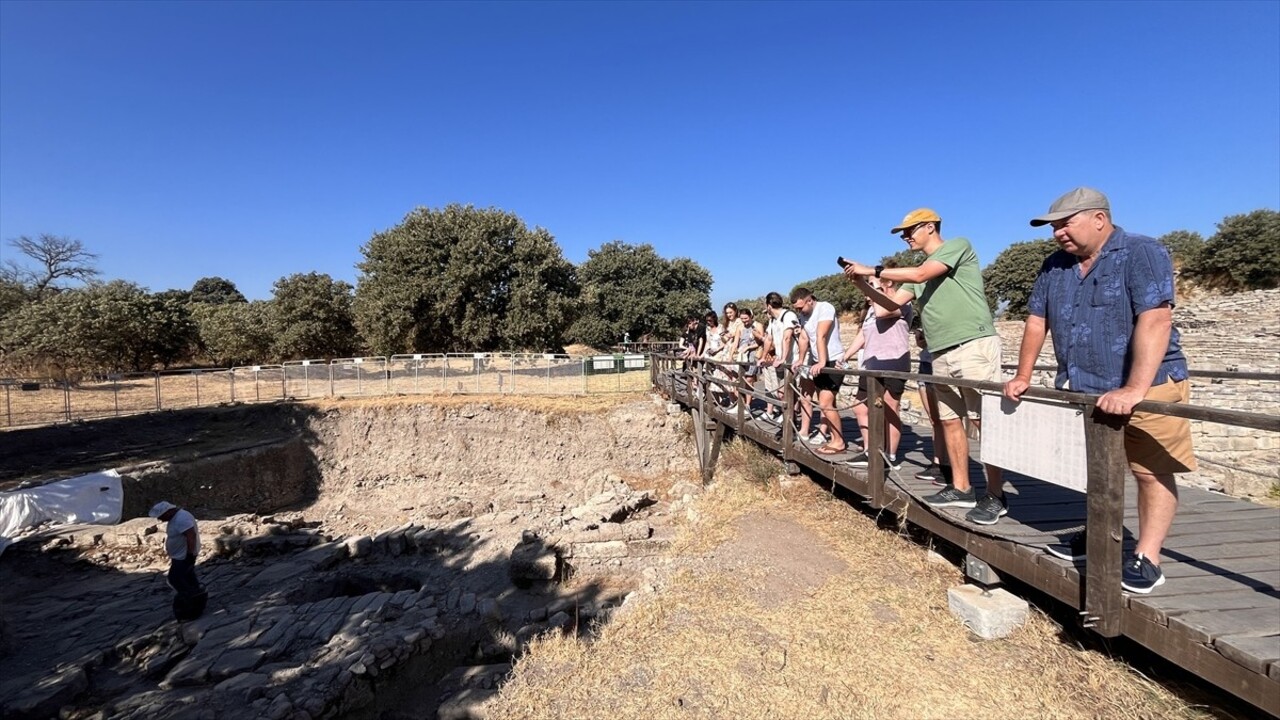 Çanakkale merkeze bağlı Tevfikiye köyü sınırları içindeki 5 bin 500 yıllık geçmişe sahip Troya...