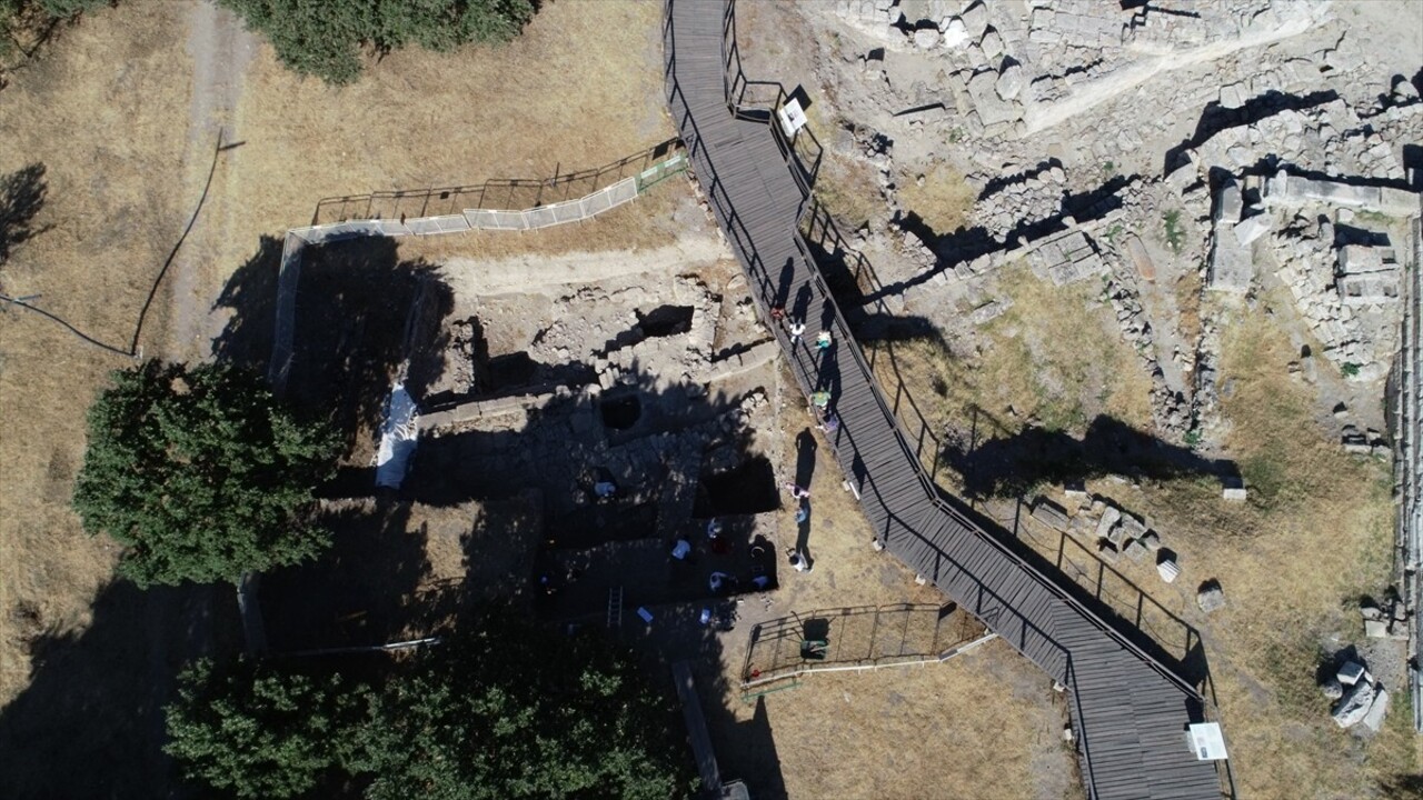 Çanakkale merkeze bağlı Tevfikiye köyü sınırları içindeki 5 bin 500 yıllık geçmişe sahip Troya...