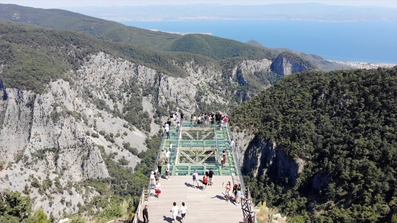  Balıkesir ve Çanakkale il sınırları içinde yer alan Kazdağları'nın Edremit ilçesindeki milli park...