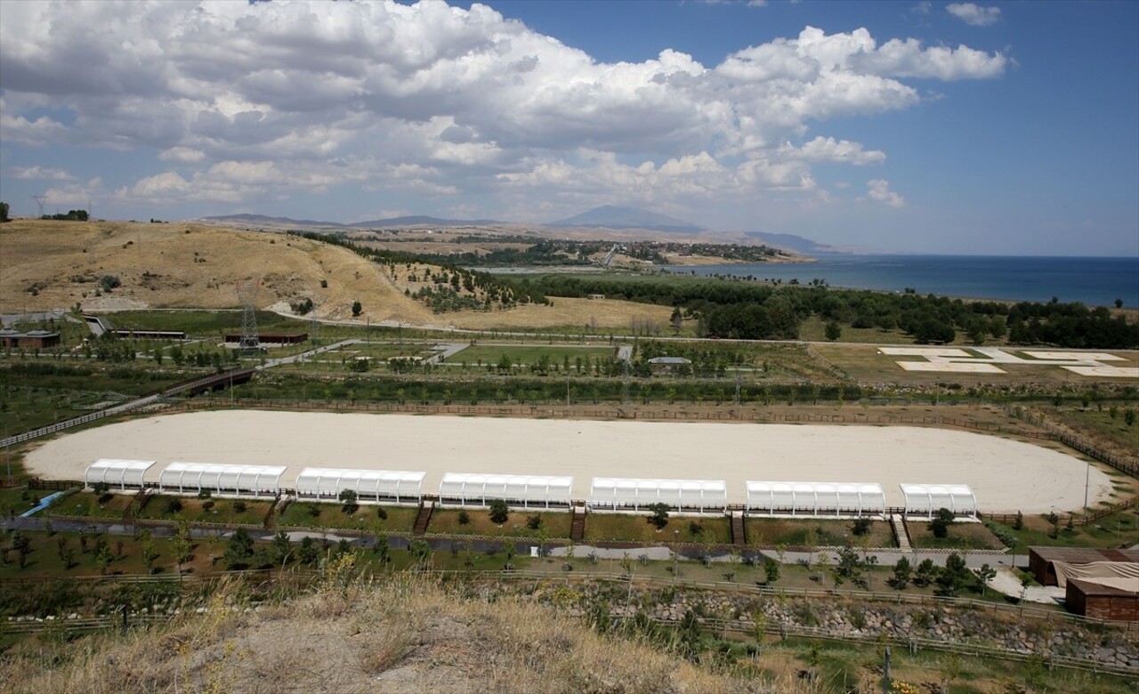 Muş'un Malazgirt ve Bitlis'in Ahlat ilçelerinde, Türklere Anadolu'nun kapısını açan Malazgirt...