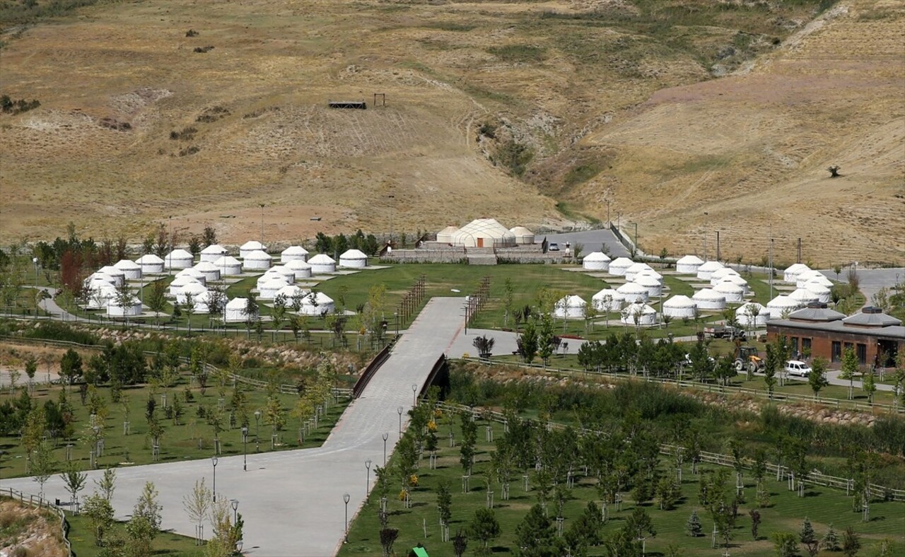 Muş'un Malazgirt ve Bitlis'in Ahlat ilçelerinde, Türklere Anadolu'nun kapısını açan Malazgirt...