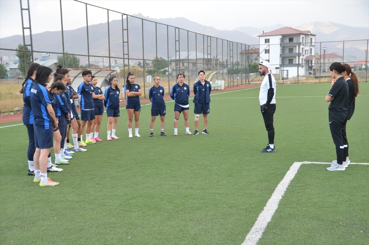 Türkiye Futbol Federasyonu (TFF) Kadınlar 1. Ligi'nin yeni ekibi Yüksekova Spor Kulübü, 3'ü...