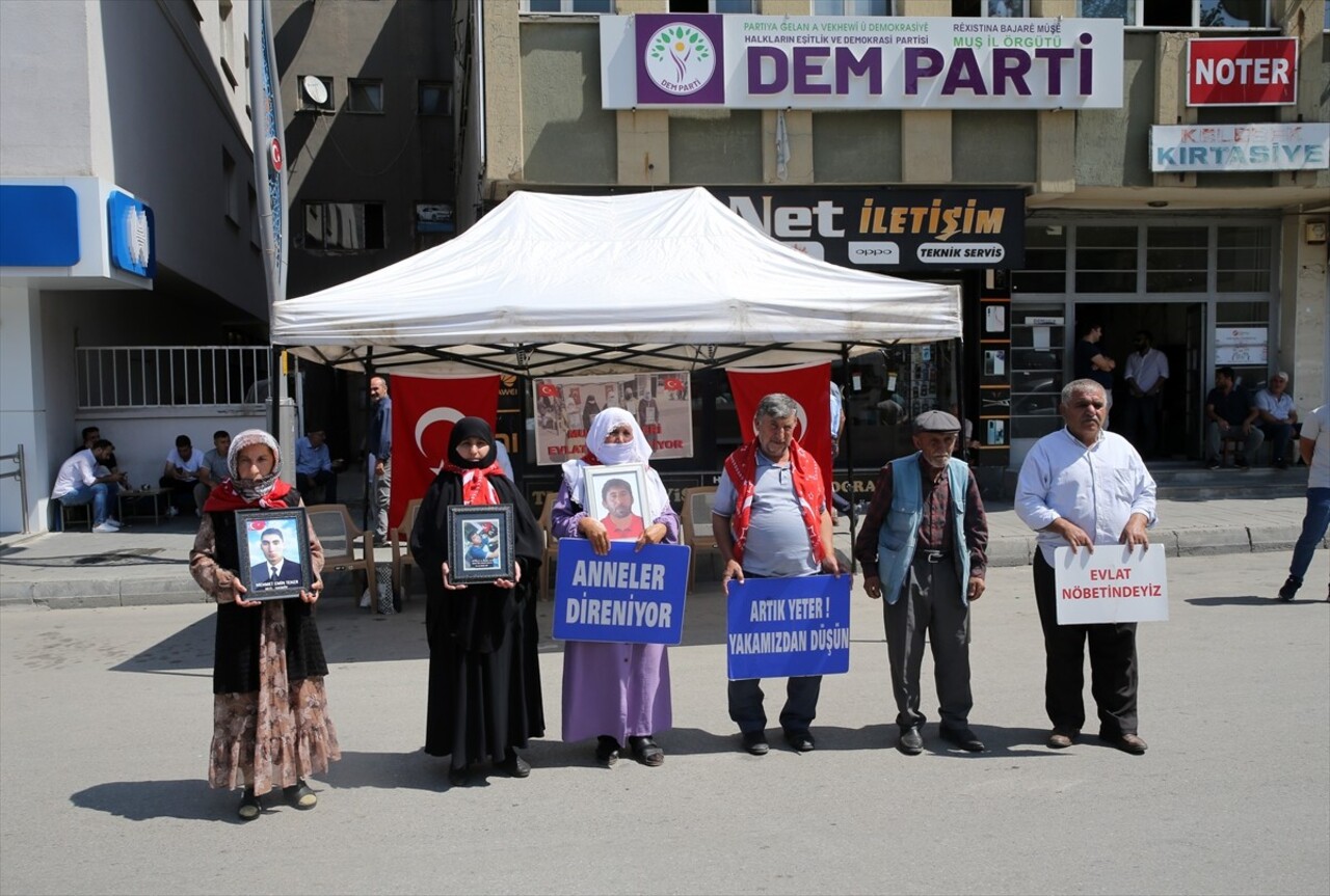 Muş'ta çocuklarının terör örgütü PKK tarafından dağa götürülmesinden DEM Parti'yi sorumlu tutan...