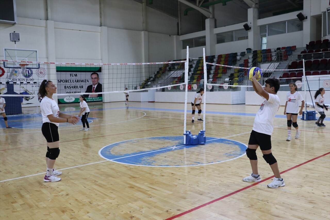 Türkiye Voleybol Federasyonu (TVF) tarafından çocukların voleybol ile tanıştırılması ve lisanslı...