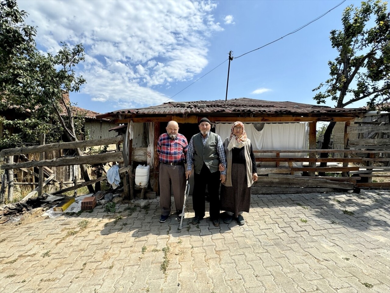 Çankırı'nın Ilgaz ilçesinde kontrol altına alınan orman yangınında soğutma çalışmaları devam...