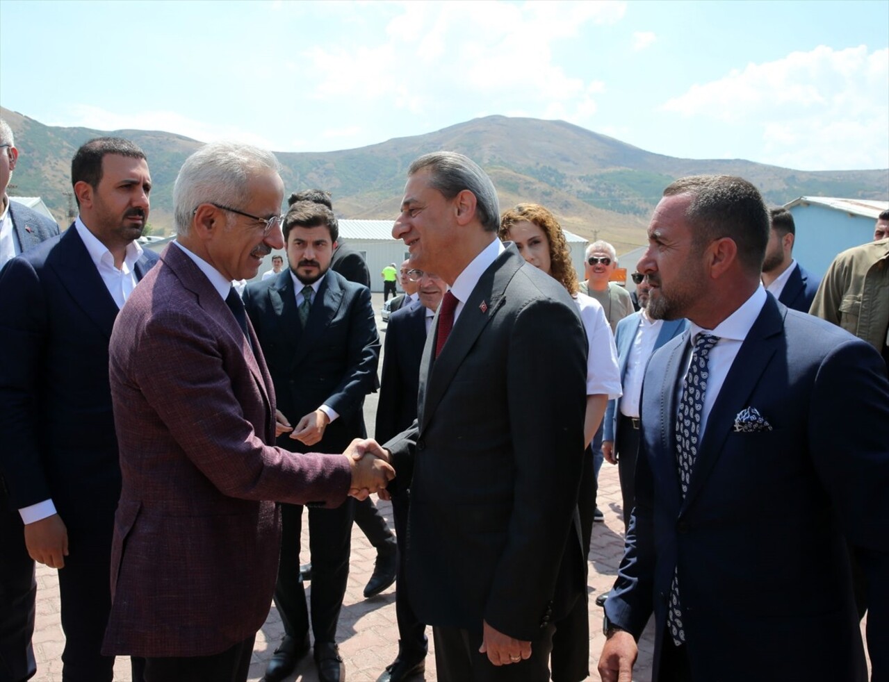 Ulaştırma ve Altyapı Bakanı Abdulkadir Uraloğlu (solda), Bitlis'in Tatvan ilçesinde çevre yolu...