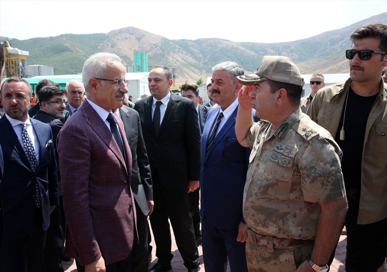 Ulaştırma ve Altyapı Bakanı Abdulkadir Uraloğlu (solda), Bitlis'in Tatvan ilçesinde çevre yolu...