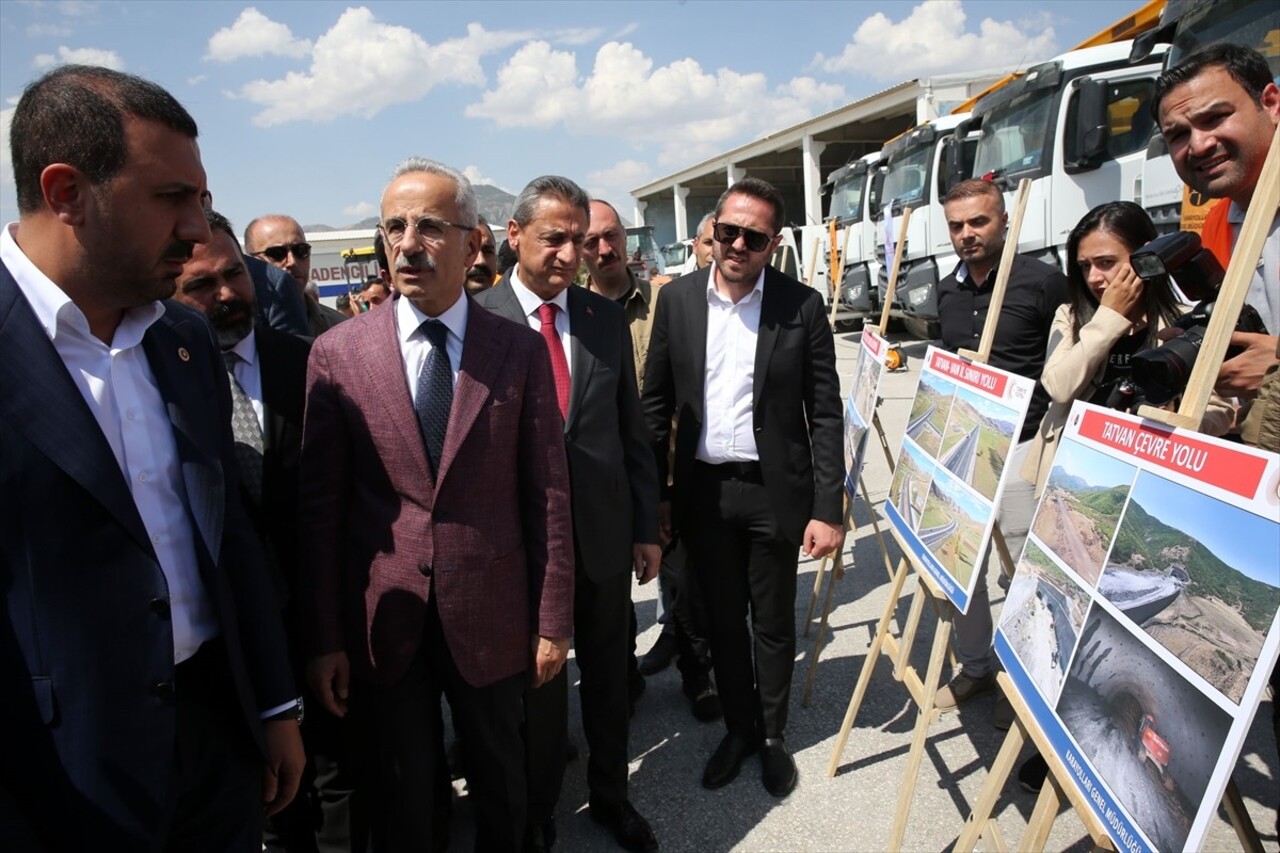 Ulaştırma ve Altyapı Bakanı Abdulkadir Uraloğlu (solda), Bitlis'in Tatvan ilçesinde çevre yolu...