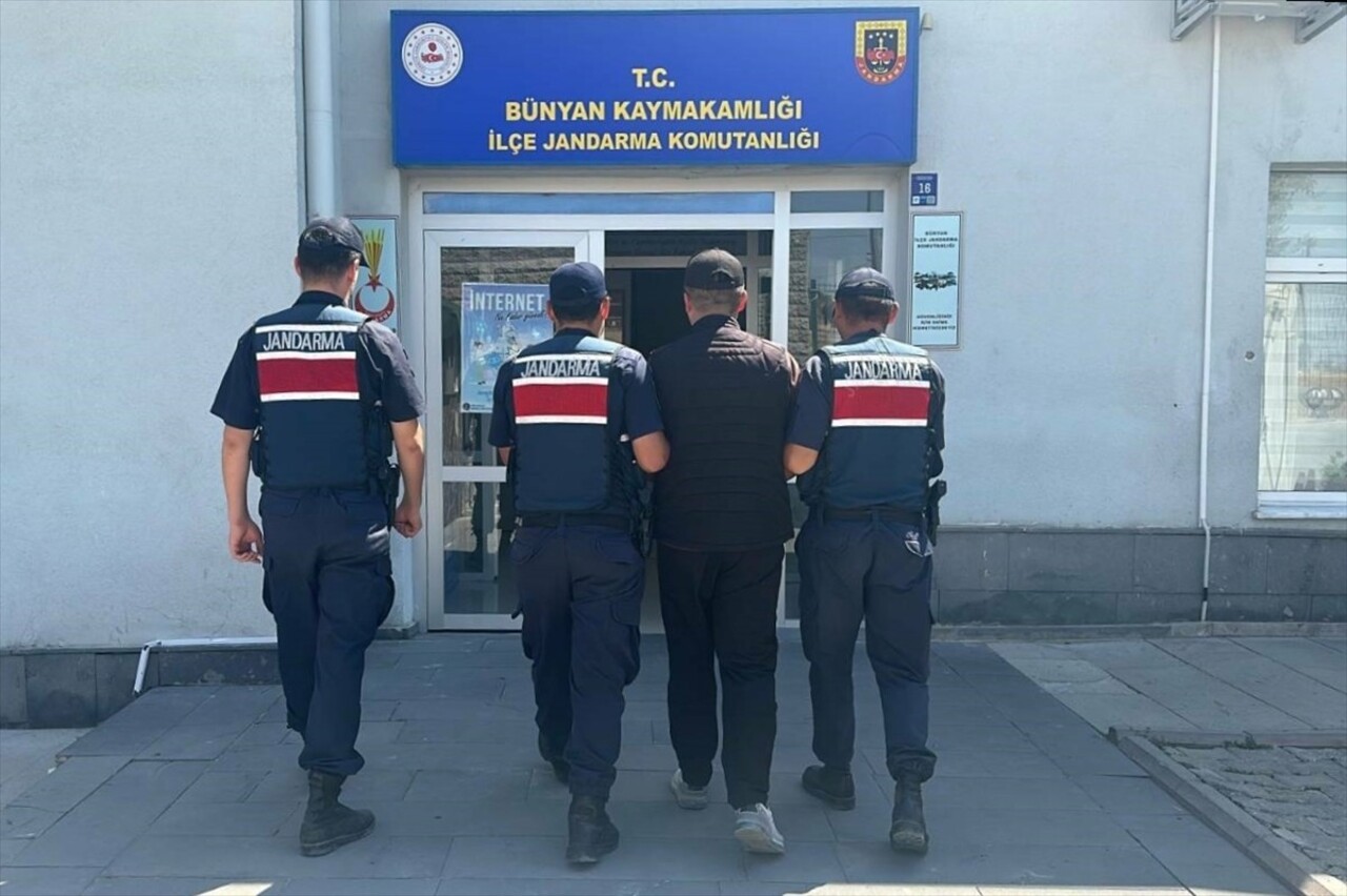 Kayseri'de terör örgütü DEAŞ'a yönelik operasyonda 1 kişi gözaltına alındı.