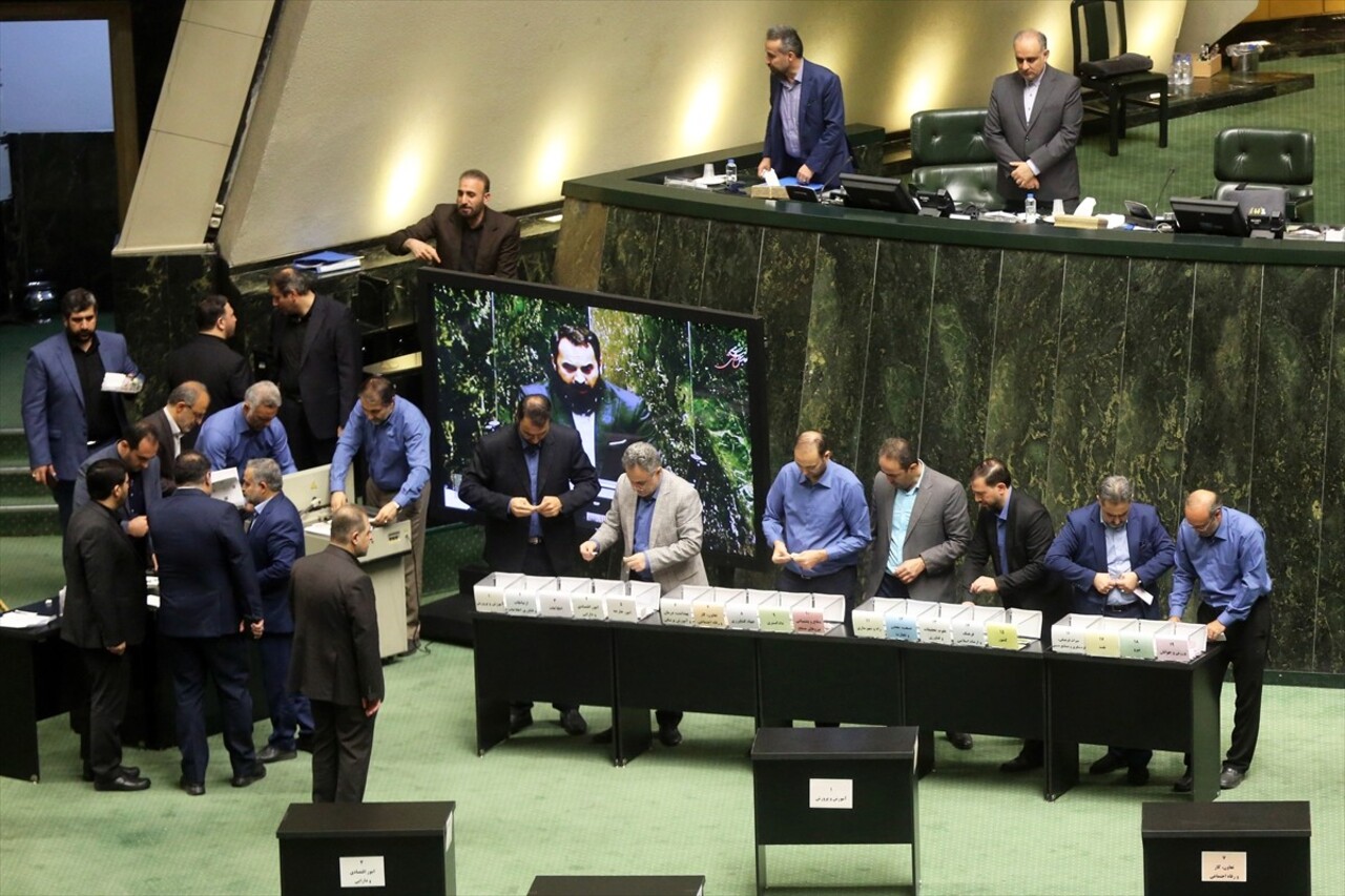 İran Meclisi, Cumhurbaşkanı Mesud Pezeşkiyan'ın önerdiği yeni kabineye eksiksiz güvenoyu verdi....