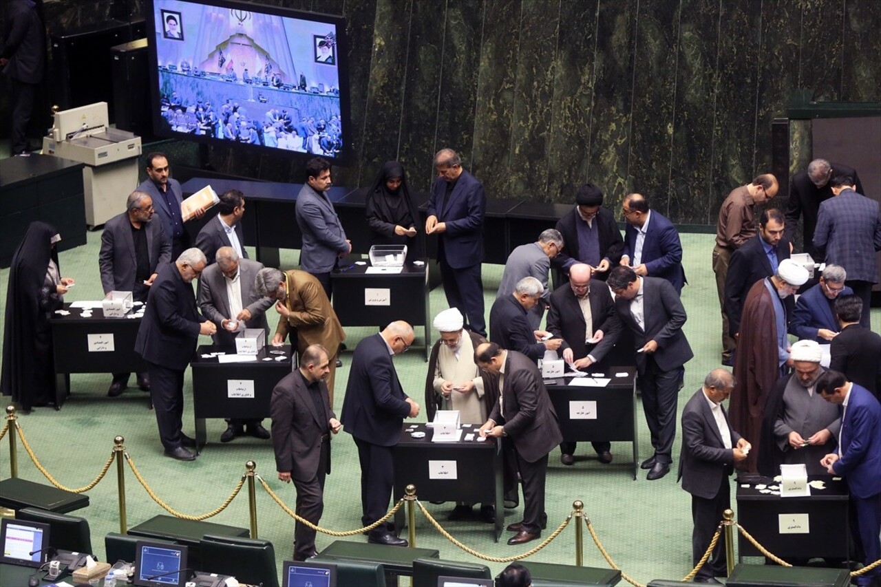 İran Meclisi, Cumhurbaşkanı Mesud Pezeşkiyan'ın önerdiği yeni kabineye eksiksiz güvenoyu verdi....