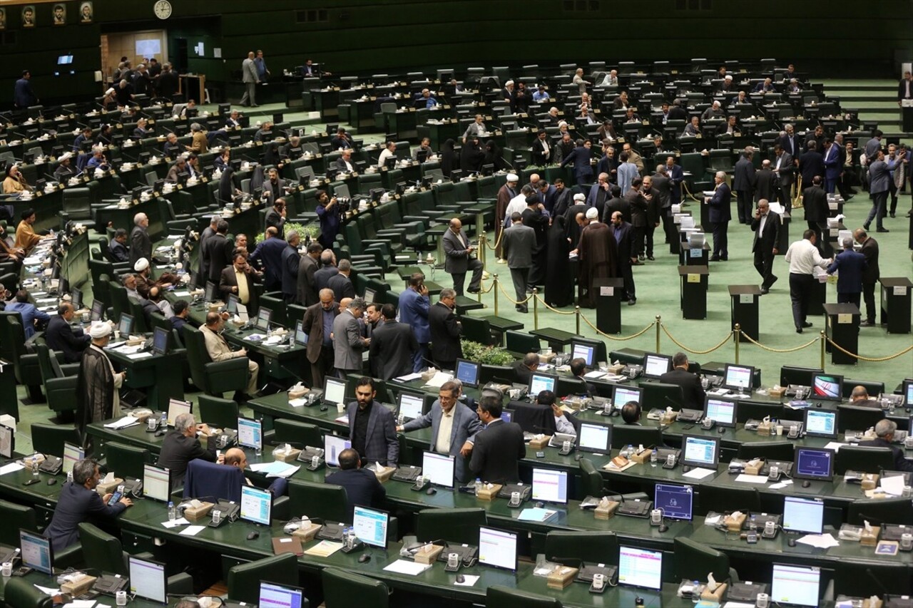 İran Meclisi, Cumhurbaşkanı Mesud Pezeşkiyan'ın önerdiği yeni kabineye eksiksiz güvenoyu verdi....