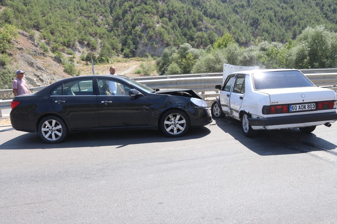 Amasya'nın Taşova ilçesinde iki otomobilin çarpışması sonucu yaralanan 3 kişi hastaneye...