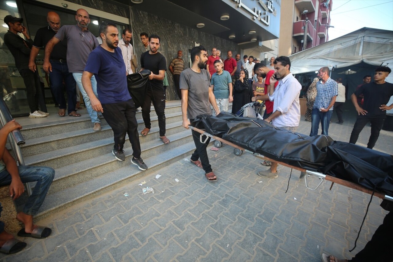 İsrail ordusunun Gazze Şeridi'nin orta kesiminde bulunan Nusayrat Mülteci Kampı'ndaki Es-Suk...