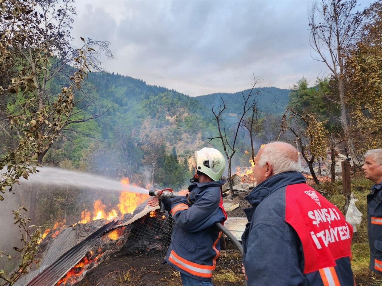 Artvin'in Şavşat ilçesine bağlı Çukur köyü Digazeler Mahallesi'nde akşam saatlerinde Şemsettin...