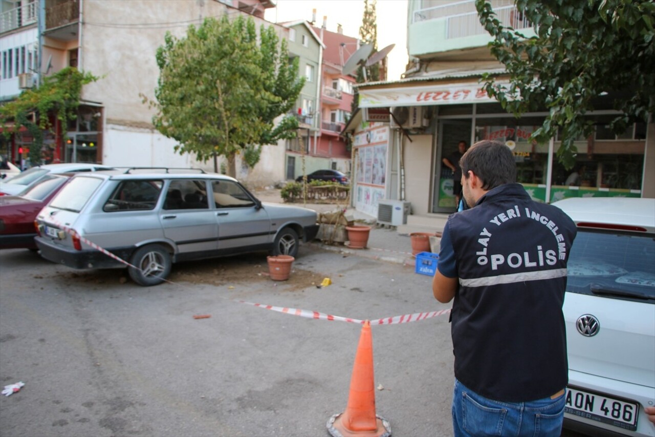 Uşak'ın Eşme ilçesinde iki aile arasında çıkan bıçaklı kavgada 5 kişi yaralandı. İhbar üzerine...