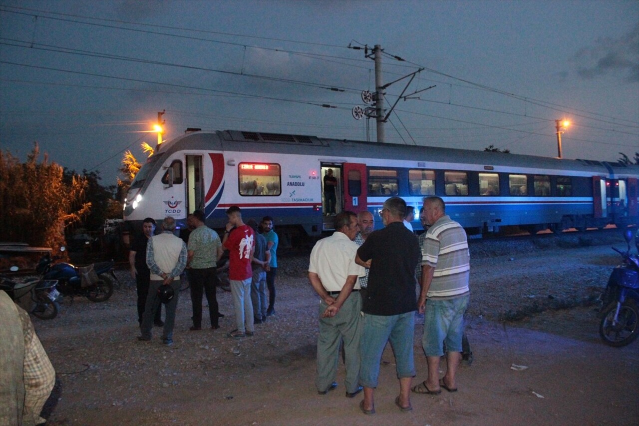 İzmir'in Ödemiş ilçesinde yolcu treninin çarptığı traktörün sürücüsü kazadan yara almadan...